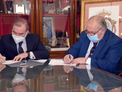 El decano del Colegio de Abogados de Sevilla, Óscar Cisneros Marco, firma un convenio con el Ateneo de Triana