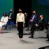 Por segundo año consecutivo la presentadora fue Eva González, vistiendo sobriamente, pantalón negro y camisa color hueso,presento en el Teatro de la M