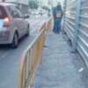 Los ciudadanos sufren las molestias de las obras municipales.