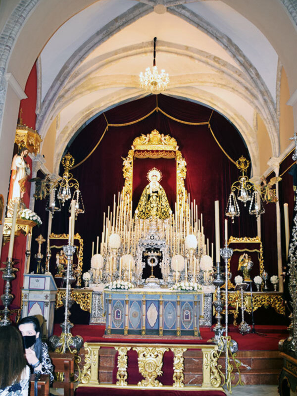 Altar efímero de sus  cultos de Septenario  de la Hermandad de la Soledad de Alcalá del Río.