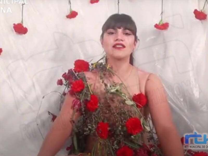‘Sin retroceder’, toda una declaración de intenciones en el primer tema en solitario de la chipionera Dulce 