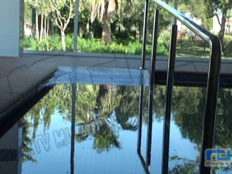 Chipiona subvenciona con 6.000 euros el mantenimiento de la caldera de biomasa de la piscina terapéutica de AFANAS