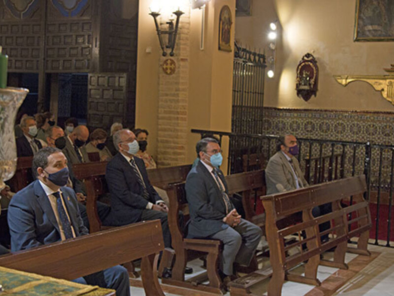 Entrega de la Rosa de Pasión a la Hermandad de la Vera- Cruz de Alcalá del Río.