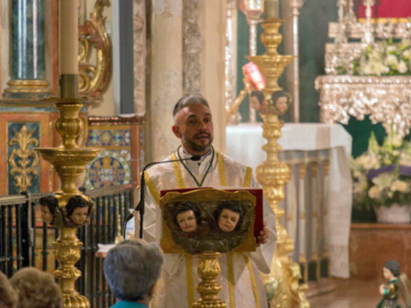 Devota veneración como culminación de los cultos del Quinario en Alcalá del Río. 