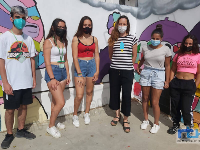 Un grupo de alumnos y alumnas transforman el espacio del IES Salmedina y lo llenan de ‘arte por la Igualdad’ 