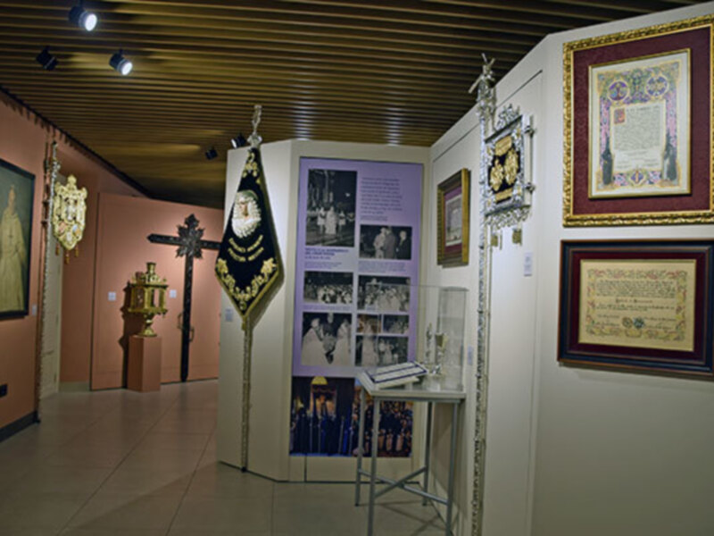 La Hermandad de Santa Genoveva lleva su 75 año a la Fundación de Cajasol de Sevilla