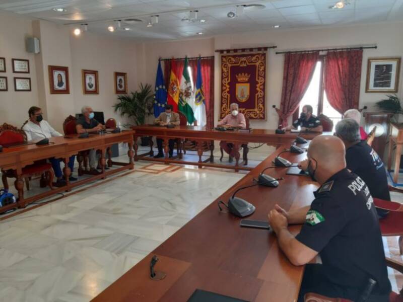 El capitán marítimo de Sevilla visita Chipiona para una reunión de coordinación de la seguridad durante el verano