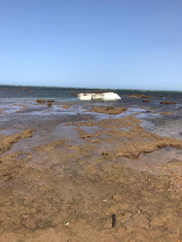 Cerrado al baño el tramo de la playa de Regla entre el espigón y el faro ante la ubicación del casco de una embarcación que naufragó