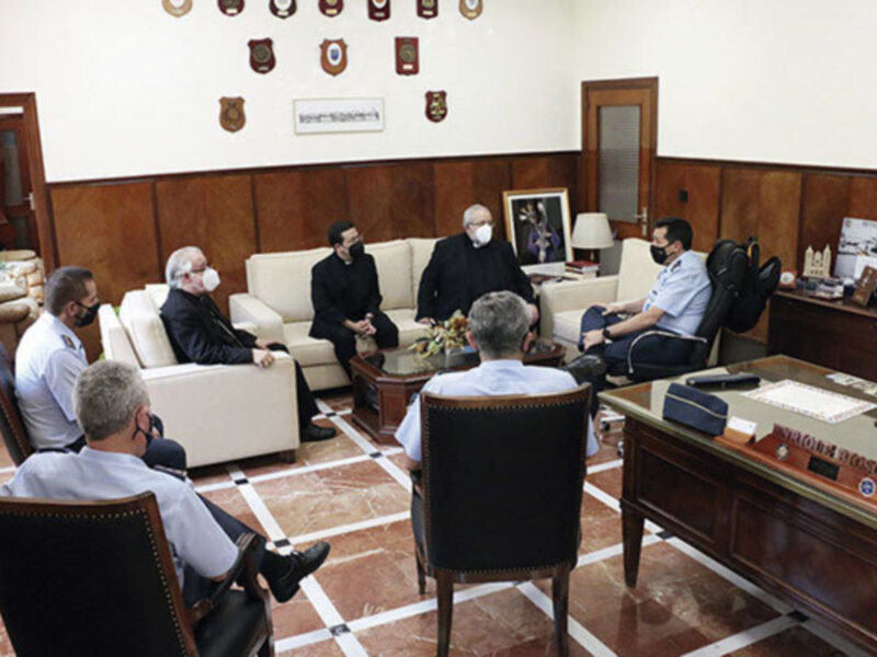 El Arzobispo monseñor José Ángel Saiz fue recibido en el Aeródromo de Tablada de Sevilla por el General Director  de Enseñanza Enrique Jesús Biosca