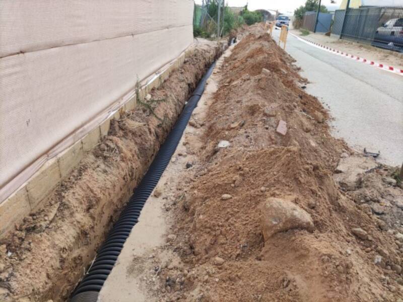 Comienzan las canalizaciones de las obras de drenaje en el camino de Los Rizos
