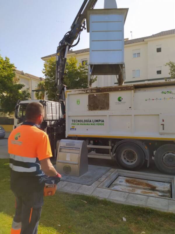 Tano Guzmán anima a seguir la línea ascendente del reciclaje de residuos en Chipiona