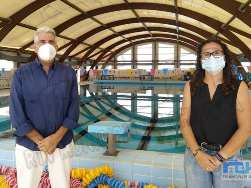 El alcalde de Chipiona y la delegada de Deportes anuncian la firma del contrato de gestión de la piscina municipal