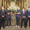 El Sevilla Fútbol Club, un año más, acudió a la capilla Real para realizar la tradicional ofrenda floral a la Virgen de los Reyes