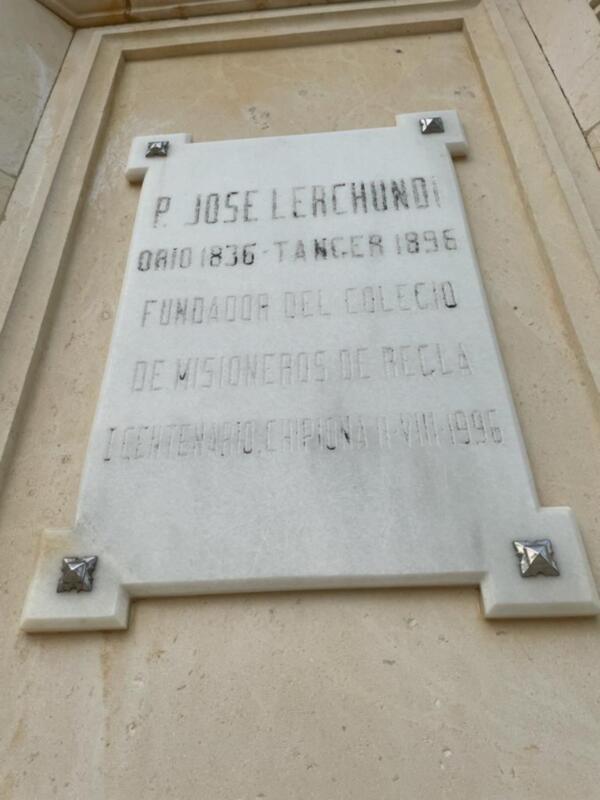 Lamentable estado de la lápida monumental del Padre José Lerchundi en su 125 aniversario