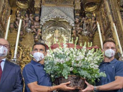 Ofrenda floral a la Patrona hispalense la Virgen de los Reyes por el Sevilla FC
