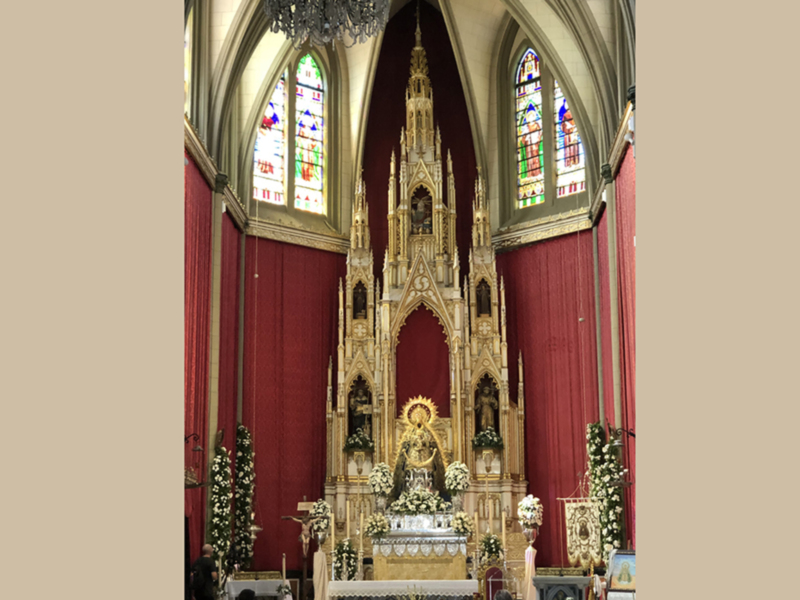 El histórico claustro del Santuario de Regla acogió la presentación del primer libro que se publica sobre la Patrona de Chipiona 