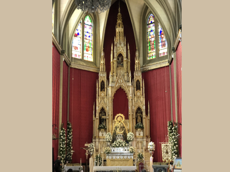 El histórico claustro del Santuario de Regla acogió la presentación del primer libro que se publica sobre la Patrona de Chipiona 