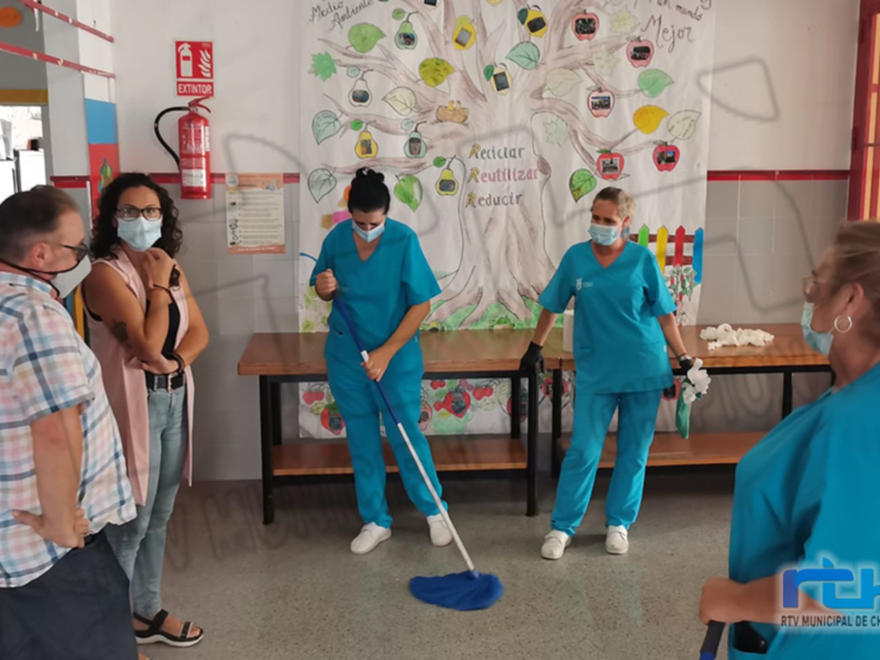 Laura Román supervisa la limpieza integral de los centros educativos previa al inicio del curso