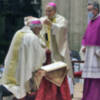 La prenda, impuesta por el nuncio del Papa en España, simboliza la plena adhesión a la Iglesia Católica.