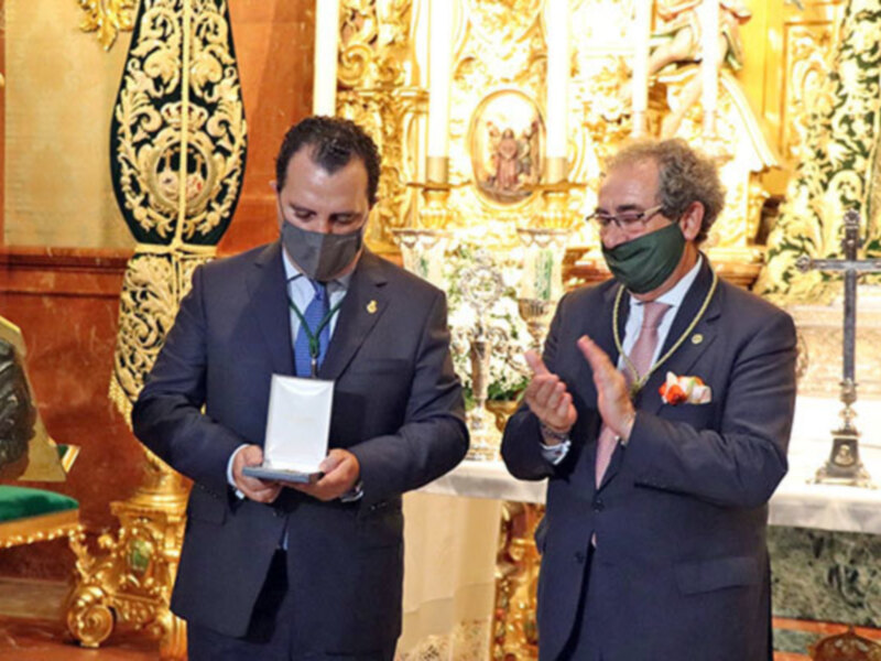 Una preciosa donación de un relicario de Oro ha sido ofrecida a la Virgen de Las Angustias de Alcalá del Río por su 50 aniversario