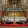 La legendaria espada  del rey San Fernando en la procesión por la catedral hispalense