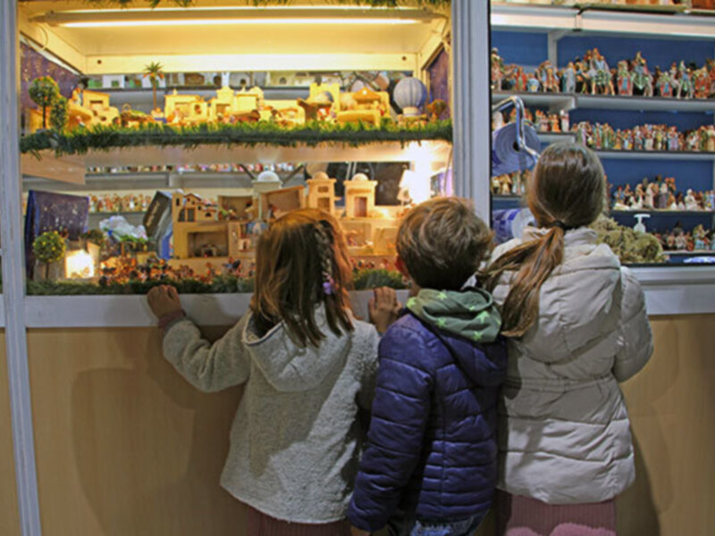 Arranca la XXVII edición de la Feria del Belén de Sevilla que, tras un año de ausencia, vuelve a celebrarse junto a la Catedral