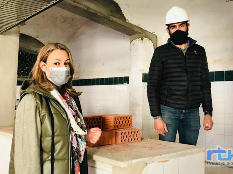 María Naval visita el Mercado de Abastos de Chipiona para dar a conocer en que momento se encuentran los trabajos de rehabilitación 