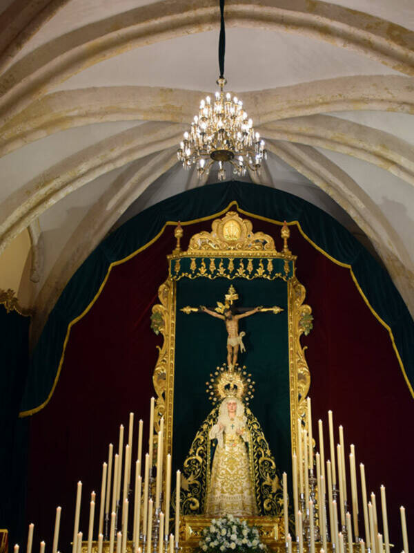 Altar efímero en la Novena en Honor a la Virgen de Las Angustias Coronada de Alcalá del Río 