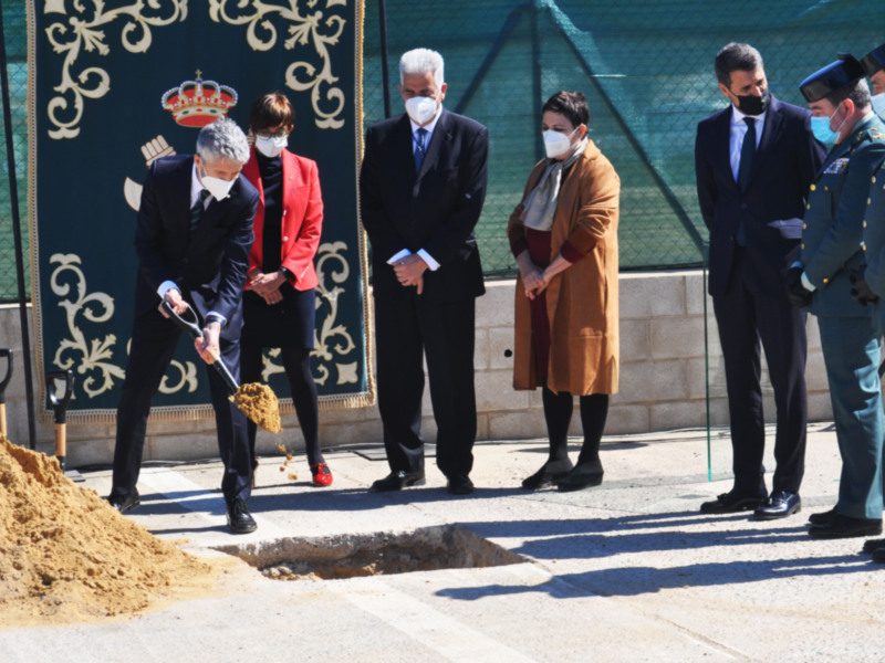  Grande-Marlaska coloca la primera piedra del nuevo puesto de la Guardia Civil en Chipiona que tiene una inversión cercana a los 2 millones de euros