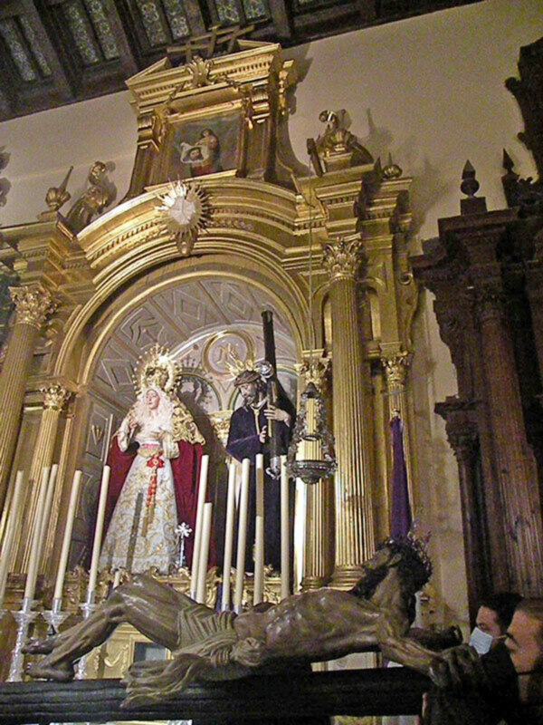 El austero vía-crucis del Cristo del Buen Fin en Alcalá del Río.