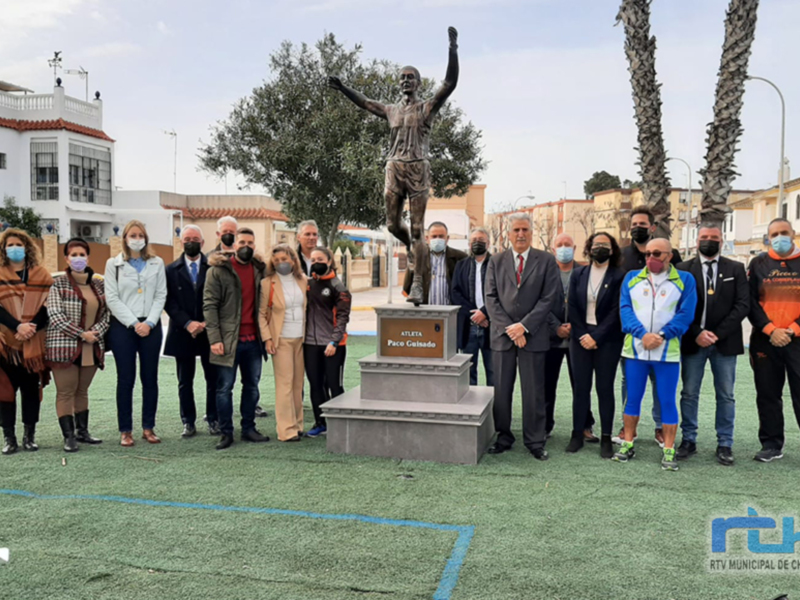 Chipiona perpetúa el recuerdo de Paco Guisado y sus valores en el deporte con una estatua en la Glorieta de los Corredores