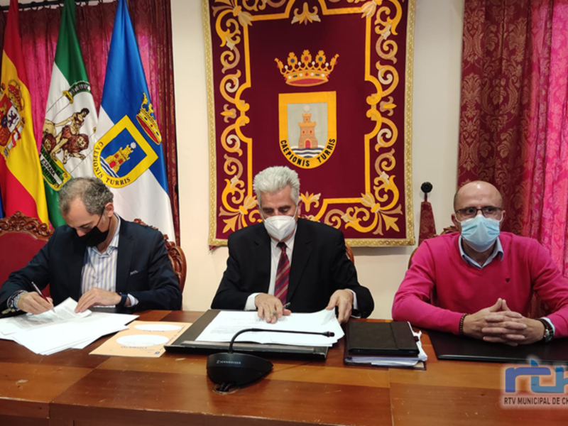 Firmado un convenio que habilita ayudas de FCC Aqualia en los recibos de familias vulnerables de Chipiona