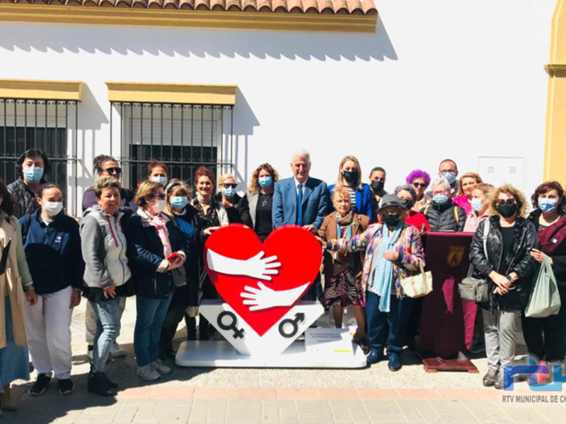 Igualdad inaugura un monolito de reconocimiento a las personas cuidadoras como fin de los actos del Día de la Mujer