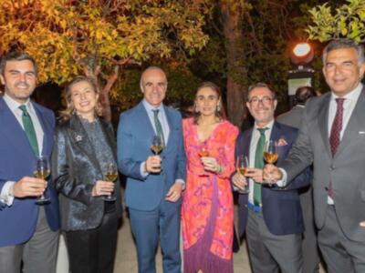 González Byass adelanta la alegría de la Feria de Abril en los jardines del Alcázar de Sevilla, el palacio real en activo más antiguo de Europa