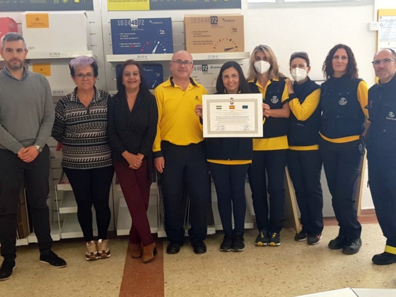 Correos ha recibido un reconocimiento en Punta Umbría por su su trabajo realizado durante la pandemia.