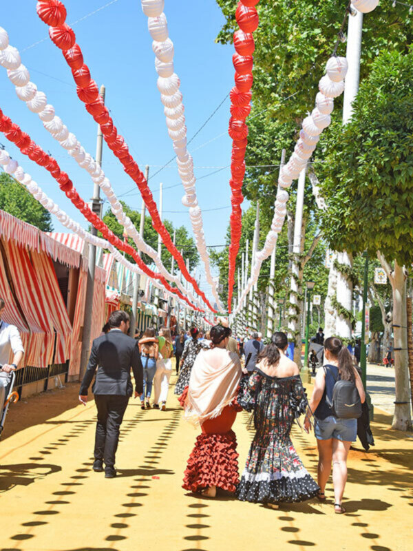 Porque, en definitiva, la caseta se convierte durante una semana en una prolongación de las casas de los sevillanos