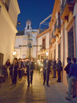 Procesión nocturna de bajada en la Hermandad de la Vera-Cruz de Alcalá del Río