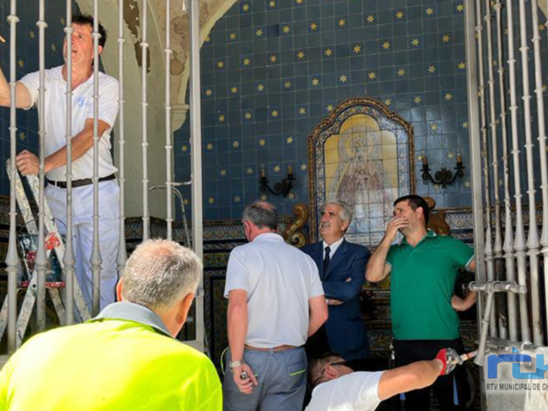 Adecentamiento exprés del Humilladero tras el siniestro de esta madrugada que ha dañado la cancela de entrada y el techo