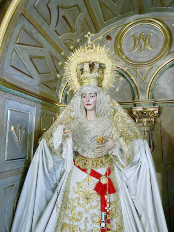 La Virgen de la Esperanza se viste de blanco para la Pascua de Pentecostés en Alcalá del Río
