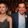 Juanma Moreno fue recibido como una auténtica estrella a su llegada a la plaza de toros de la Maestranza de la mano de su esposa, Manuela Villena. 