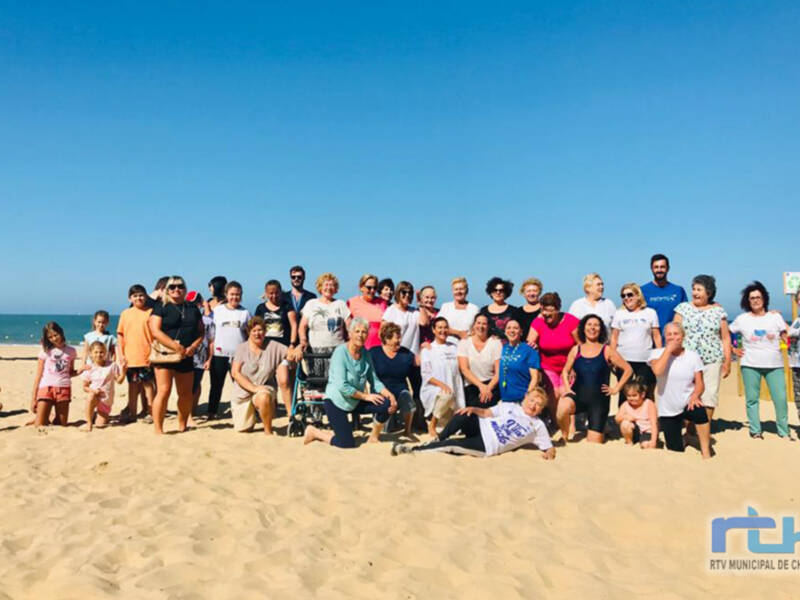 Sesión en la playa de Regla para cerrar las clases de gimnasia del Centro de Mayores de Chipiona