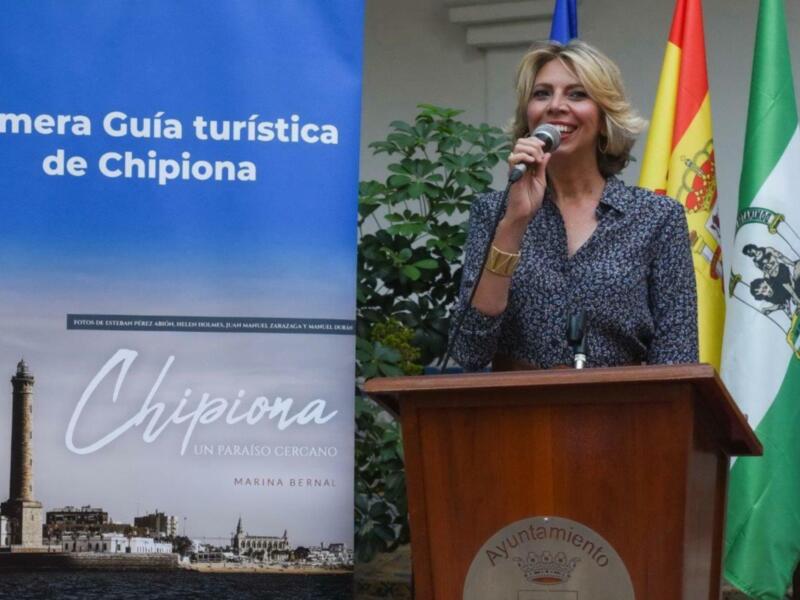 Con motivo del Dia de Chipiona y al año de su publicación, segunda edición de Chipiona, un paraíso cercano de Marina Bernal