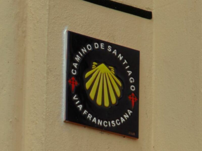 Un azulejo marca desde ayer domingo el inicio en el Santuario de Regla de una nueva ruta xacobea, la Vía Franciscana