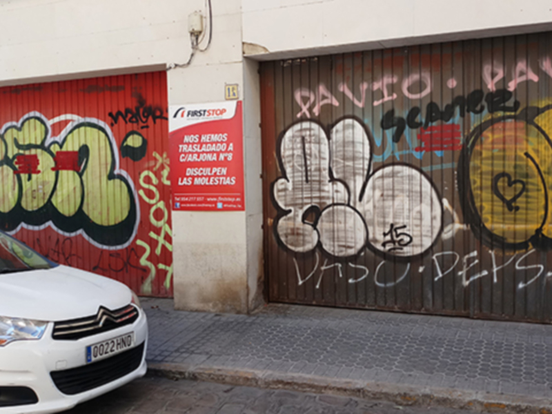 El paisaje de Sevilla contaminado por el vandalismo grafitero.