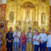 El Grupo de Fieles de San Benito Abad saludaron en su recorrido por Alcalá del Río a la Hermandad de la Vera-cruz.