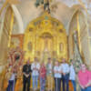 El hermano mayor de la Vera-cruz de Alcalá del Río obsequió con una ofrenda floral al Estandarte de San Benito en su peregrinación hacia su Ermita.