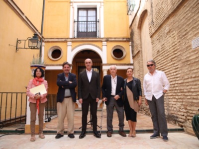 El Ayuntamiento de Sevilla otorga el primer Premio Almudena Grandes a la obra ‘Leña menuda’ de la escritora Marta Barrio.