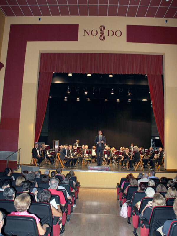En el teatro Hogar Virgen de los Reyes se celebró un concierto de música Asturiana.