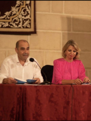 Cristóbal Ruiz presentó a Marina Bernal en su paso con sus ‘Anónimos Infinitos 3’ por la Feria del Libro de Jerez