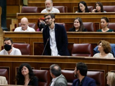 Presidencia del Gobierno responde a Bueno, diputado de IU por Cádiz, que no le consta oficialmente que haya una fosa común dentro de la Base de Rota
